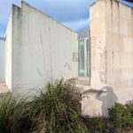 Alcino Soutinho's Soutinho Conjunto de 28 Habitações em Banda at Bom Sucesso Resort, Obidos, showcasing composite material and concrete structures with effective daylighting and plastered cement surfaces.