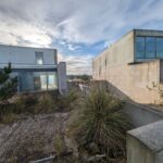 Alcino Soutinho's design of the Soutinho Conjunto de 28 Habitações em Banda at Bom Sucesso Resort, Obidos, showcasing modern architecture with a focus on daylighting and a well-organized land lot.