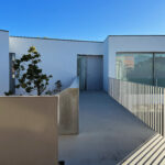 David Chipperfield's Chipperfield 4 Villas no Bom Sucesso showcasing a modern urban design with concrete and aluminium elements, featuring balconies and daylighting in a residential area at the Bom Sucesso Resort, Obidos.