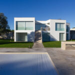 David Chipperfield's Chipperfield 4 Villas no Bom Sucesso showcasing a modern design with concrete structures, composite materials, and a landscaped courtyard at the Bom Sucesso Resort in Obidos.