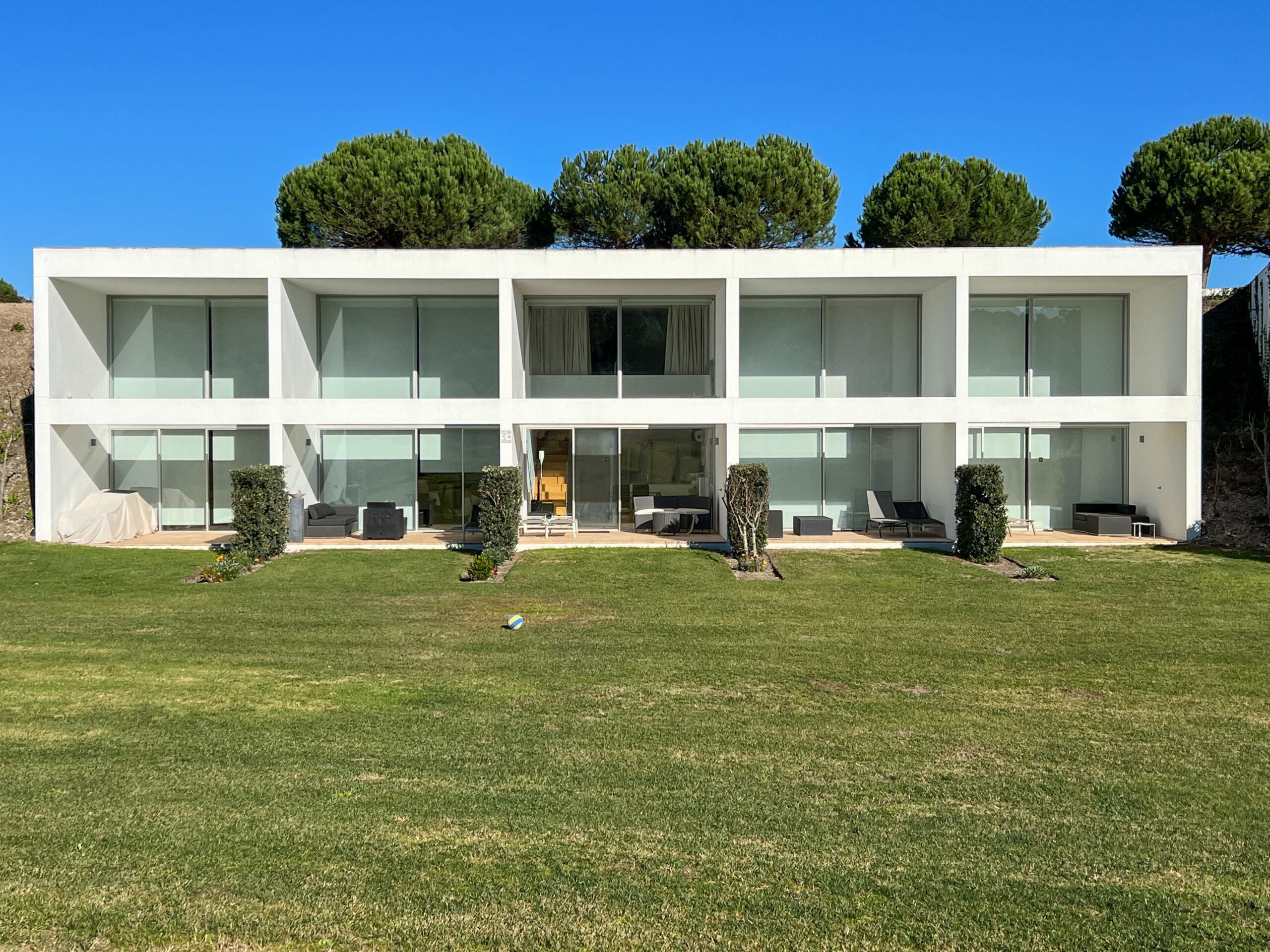 Graça Moura’s 24 Row Houses at Bom Sucesso